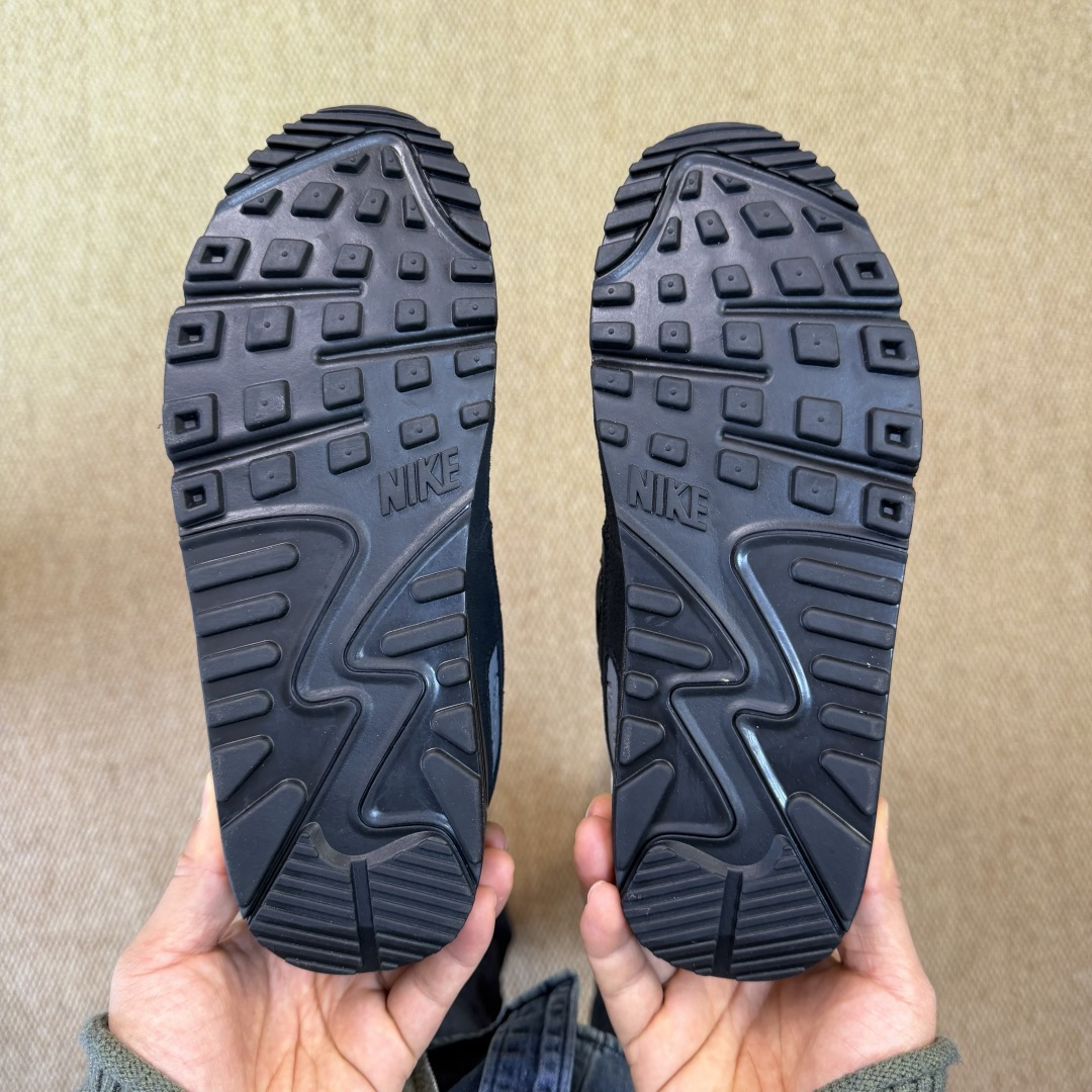 Nike Air Max 90 低帮气垫跑鞋货号：FQ2377-001尺码：35 36 36.5 37.