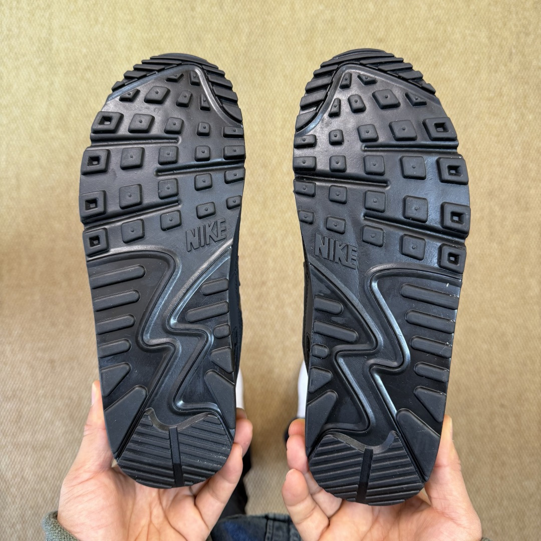 Nike Air Max 90 低帮气垫跑鞋货号：CN8490-003尺码：35 36 36.5 37.