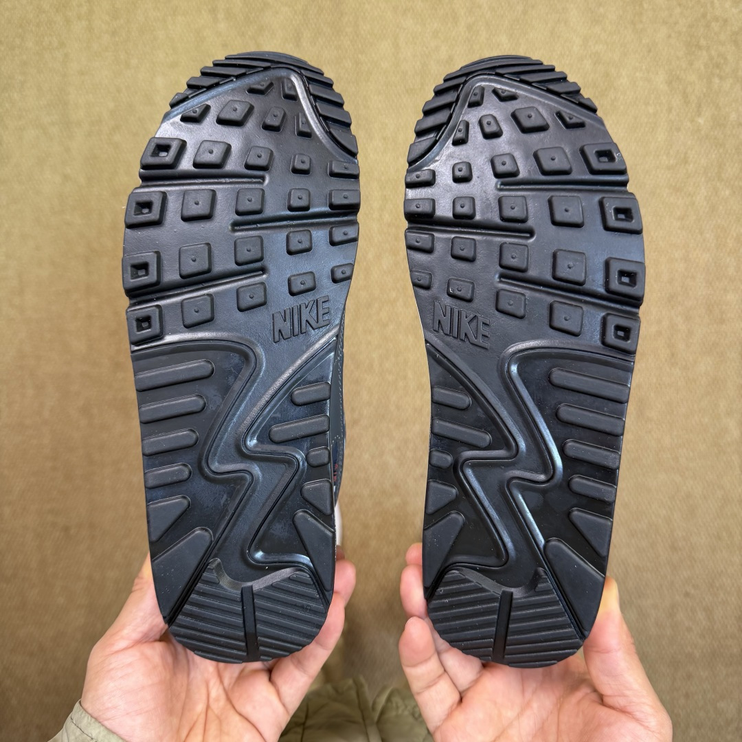 Nike Air Max 90 低帮气垫跑鞋第8色:黑灰 货号：DR0145-003尺码：35 36 3