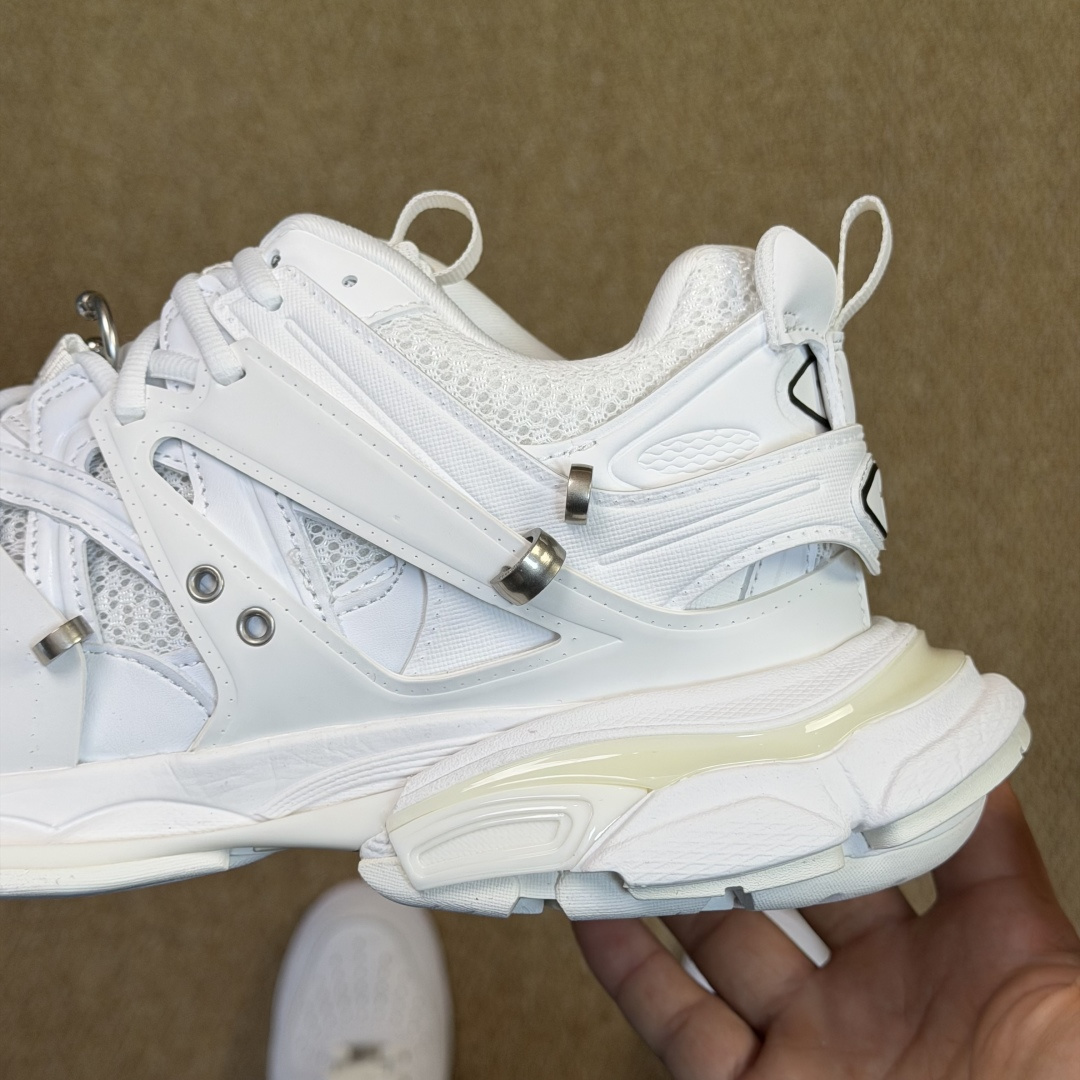 巴黎世家 工厂优势放货，欢迎合作‼️巴黎4.0代Track ！金属拉环该有的材料配置、做工工艺和配套配件