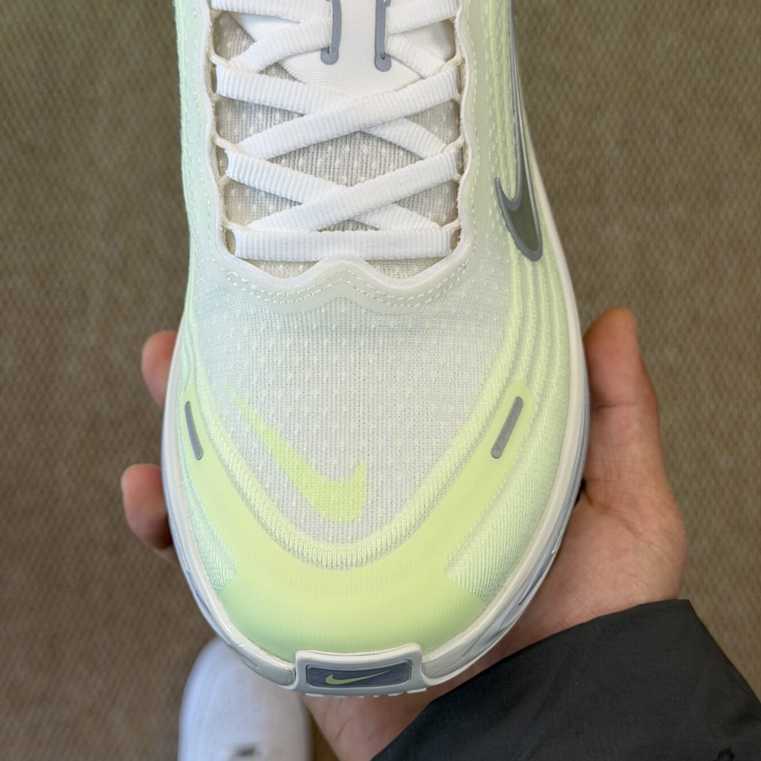 Nike Vomero Plus 低帮 ZOOMX 马拉松跑步鞋第7色:淡黄银缓震表现出色，脚感Q弹！货