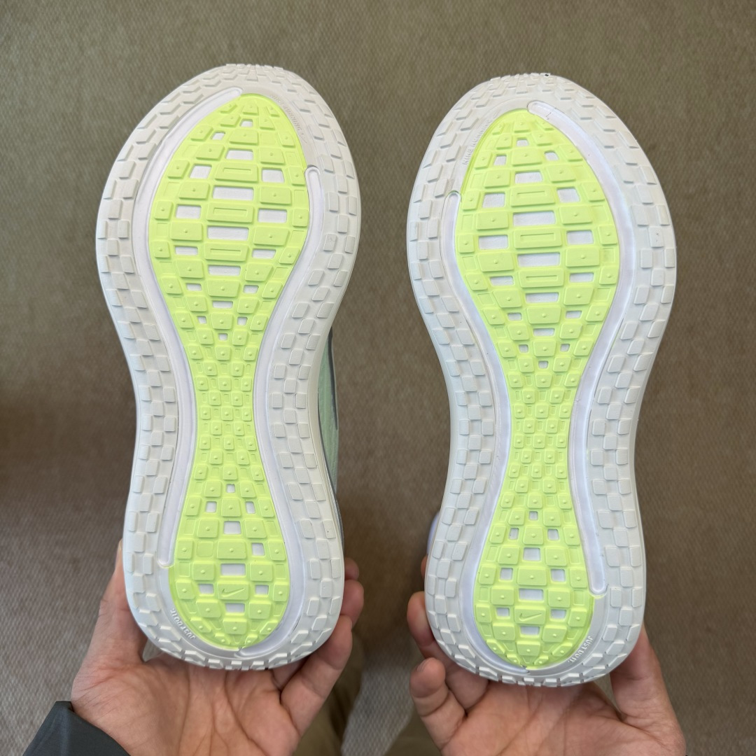 Nike Vomero Plus 低帮 ZOOMX 马拉松跑步鞋第7色:淡黄银缓震表现出色，脚感Q弹！货