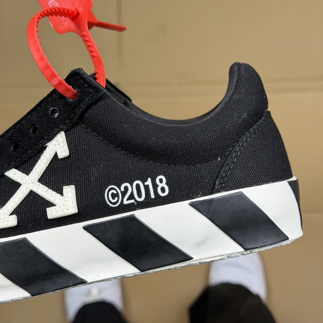 OW低帮板鞋 帆布鞋系列OFF-WHITE 经典标识减速带设计黑色1尺码：36 37 38 39 40 