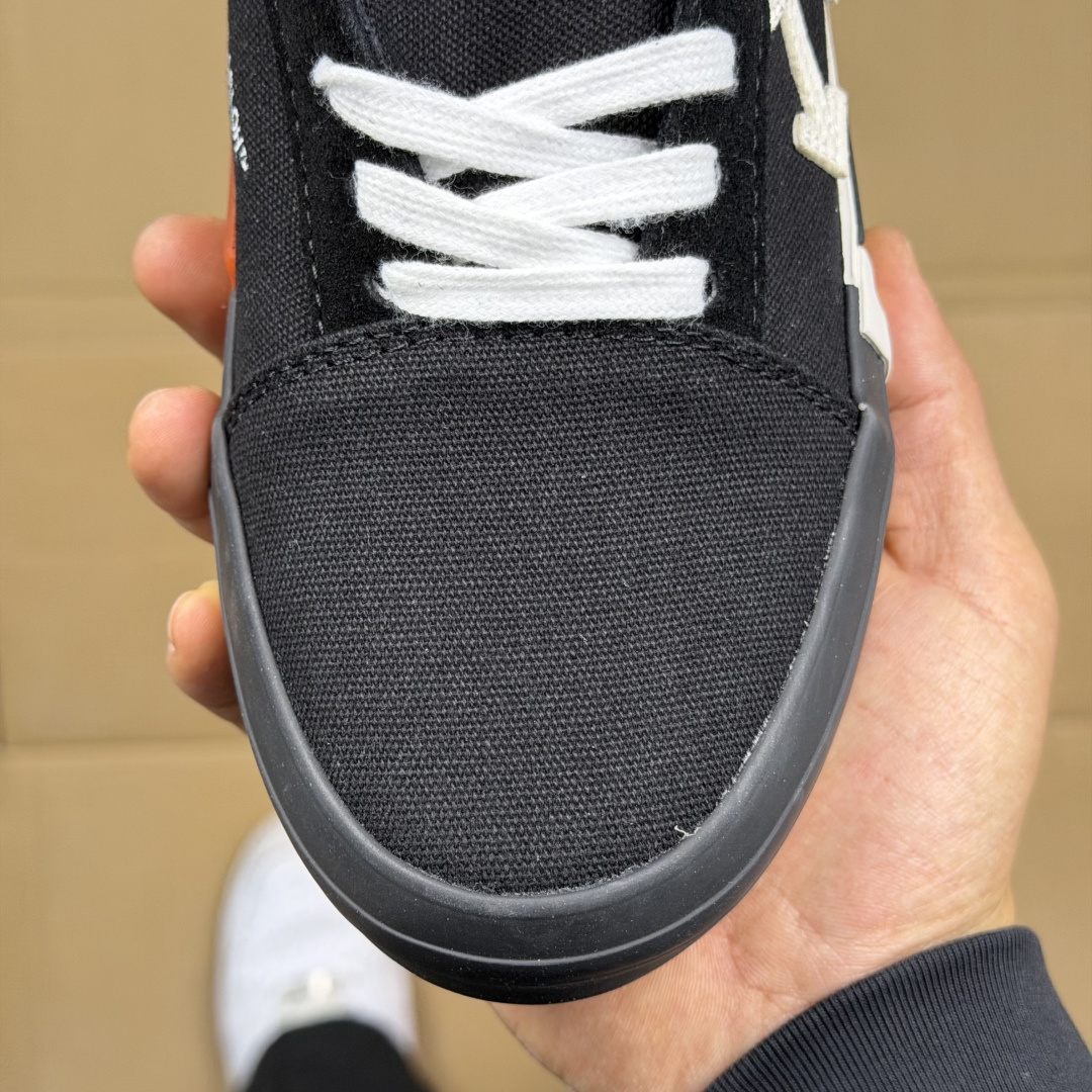 OW低帮板鞋 帆布鞋系列OFF-WHITE 经典标识减速带设计黑色1尺码：36 37 38 39 40 