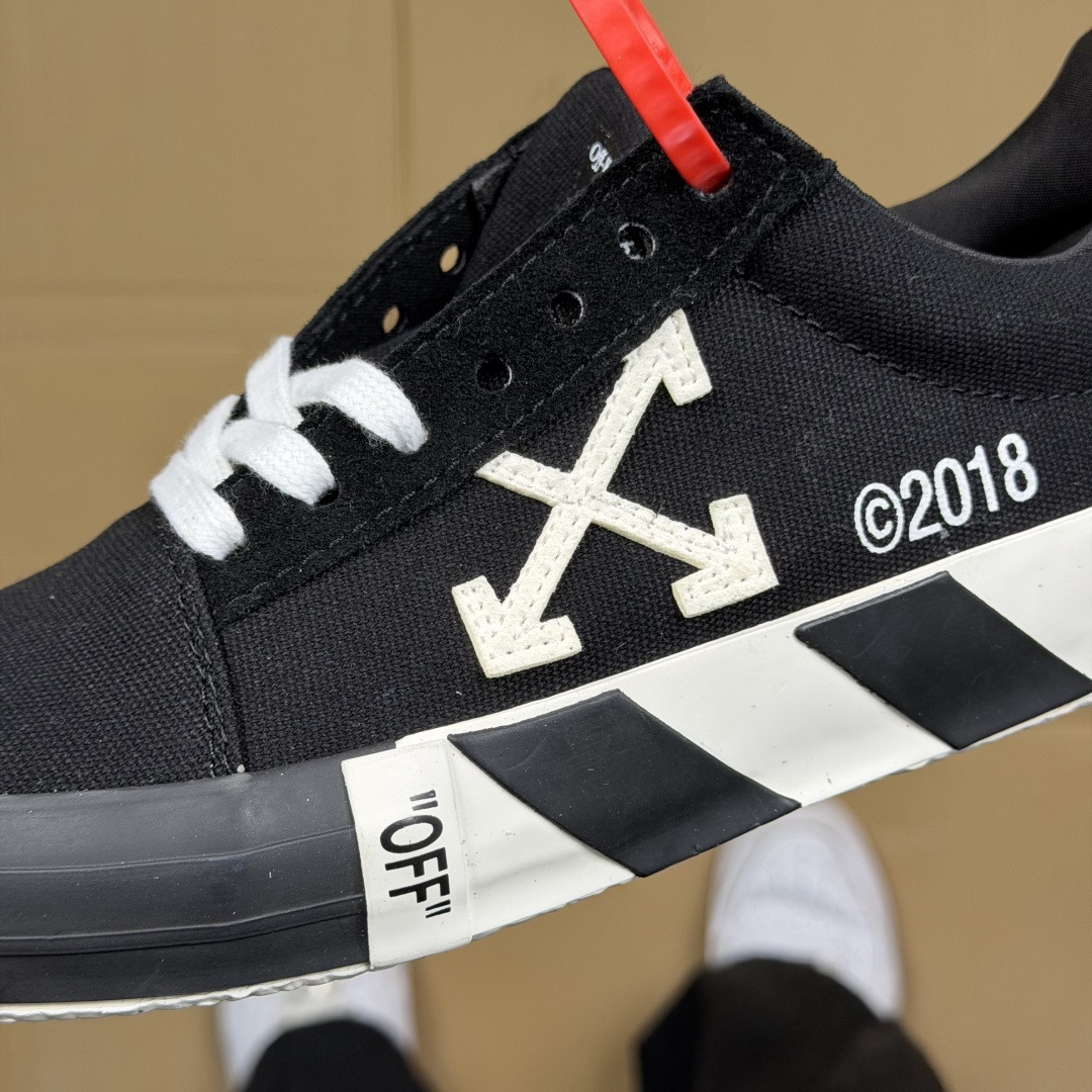 OW低帮板鞋 帆布鞋系列OFF-WHITE 经典标识减速带设计黑色1尺码：36 37 38 39 40 