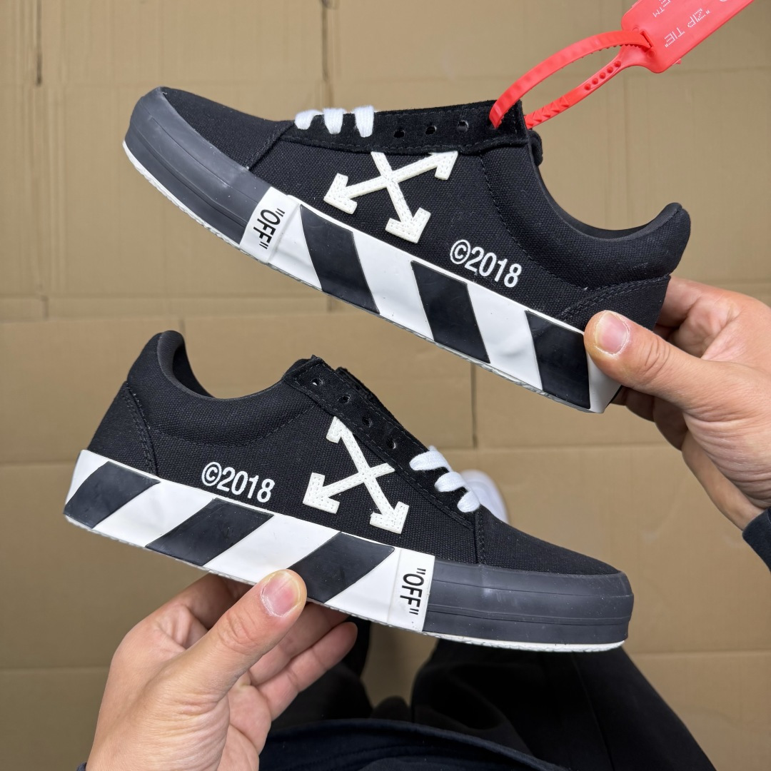 OW低帮板鞋 帆布鞋系列OFF-WHITE 经典标识减速带设计黑色1尺码：36 37 38 39 40 