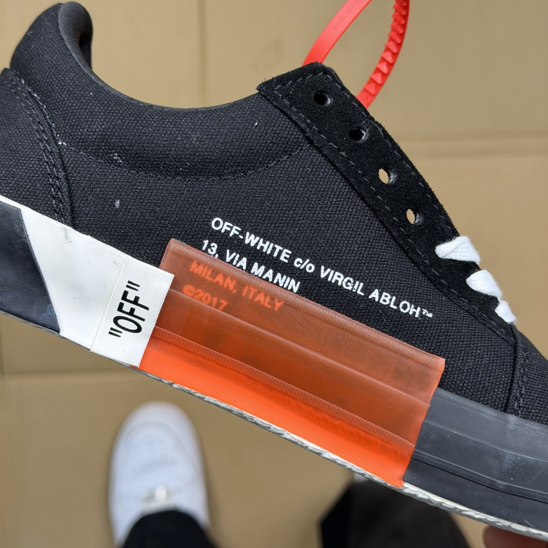 OW低帮板鞋 帆布鞋系列OFF-WHITE 经典标识减速带设计黑色1尺码：36 37 38 39 40 