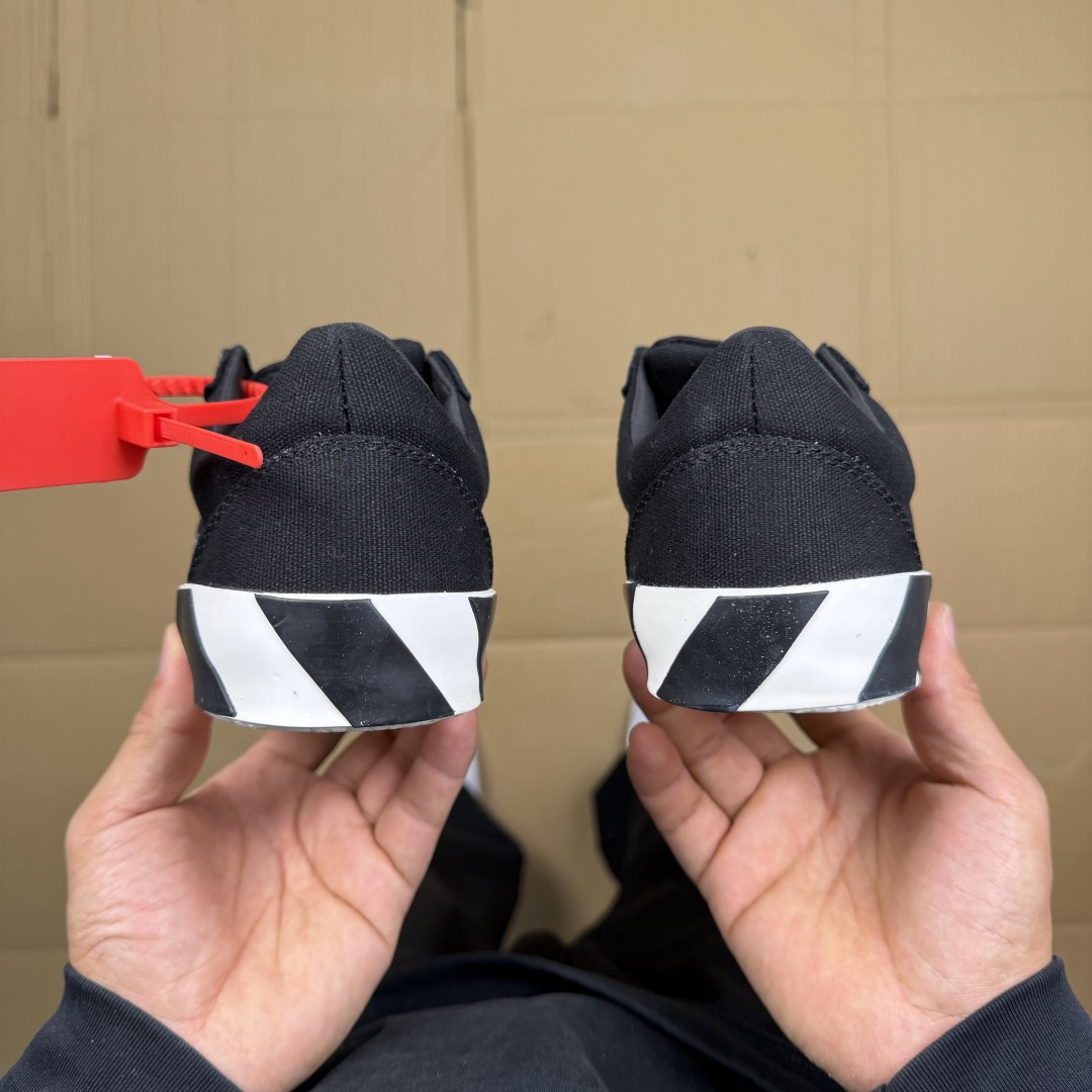 OW低帮板鞋 帆布鞋系列OFF-WHITE 经典标识减速带设计黑色1尺码：36 37 38 39 40 