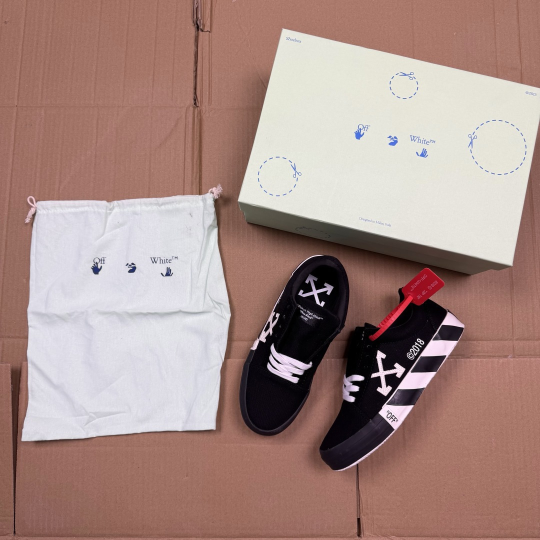 OW低帮板鞋 帆布鞋系列OFF-WHITE 经典标识减速带设计黑色1尺码：36 37 38 39 40 