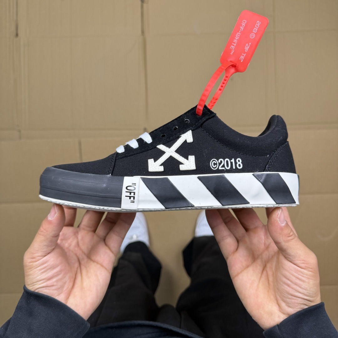 OW低帮板鞋 帆布鞋系列OFF-WHITE 经典标识减速带设计黑色1尺码：36 37 38 39 40 