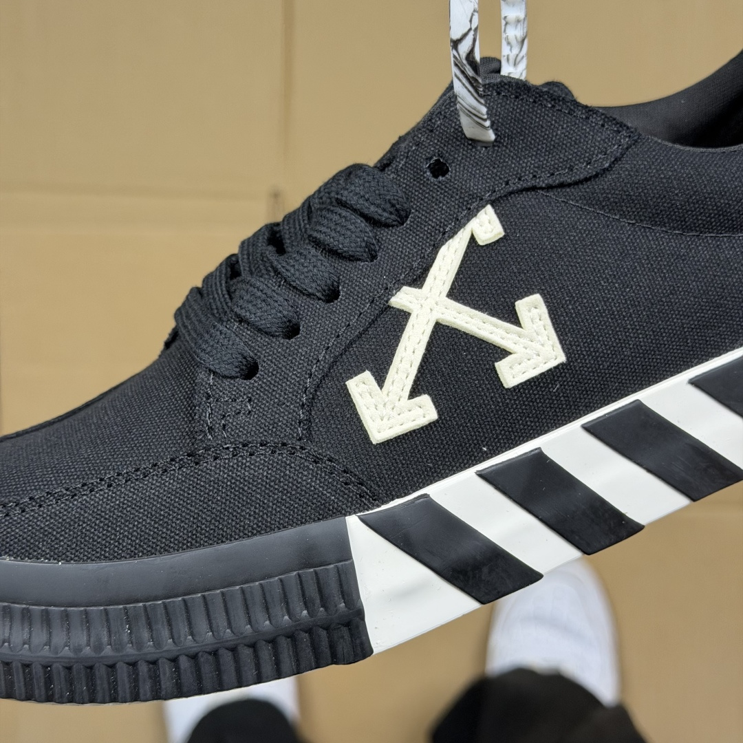 OW低帮板鞋 帆布鞋系列OFF-WHITE 经典标识减速带设计黑色2尺码：36 37 38 39 40 