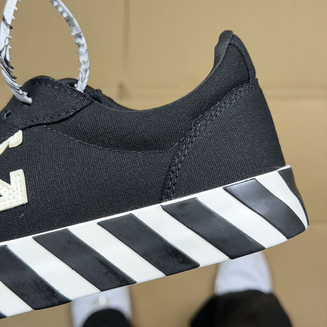 OW低帮板鞋 帆布鞋系列OFF-WHITE 经典标识减速带设计黑色2尺码：36 37 38 39 40 