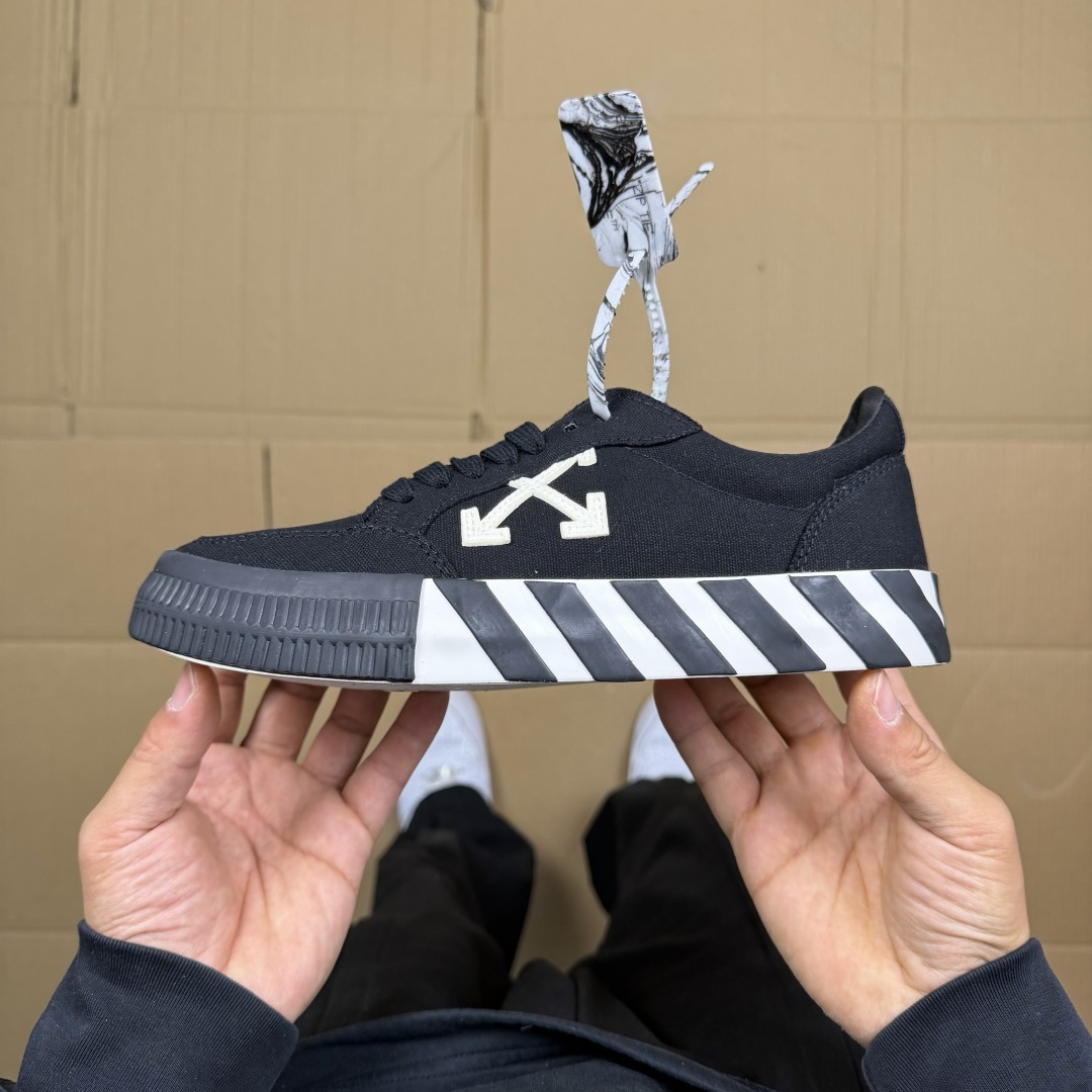 OW低帮板鞋 帆布鞋系列OFF-WHITE 经典标识减速带设计黑色2尺码：36 37 38 39 40 