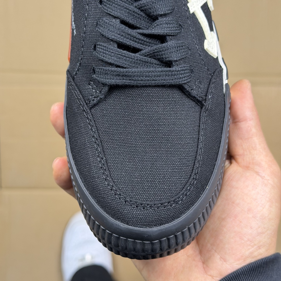 OW低帮板鞋 帆布鞋系列OFF-WHITE 经典标识减速带设计黑色2尺码：36 37 38 39 40 