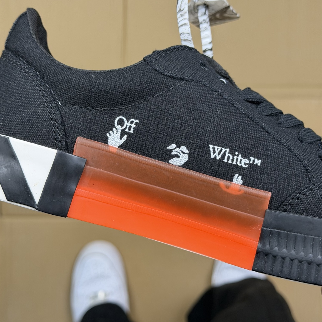 OW低帮板鞋 帆布鞋系列OFF-WHITE 经典标识减速带设计黑色2尺码：36 37 38 39 40 