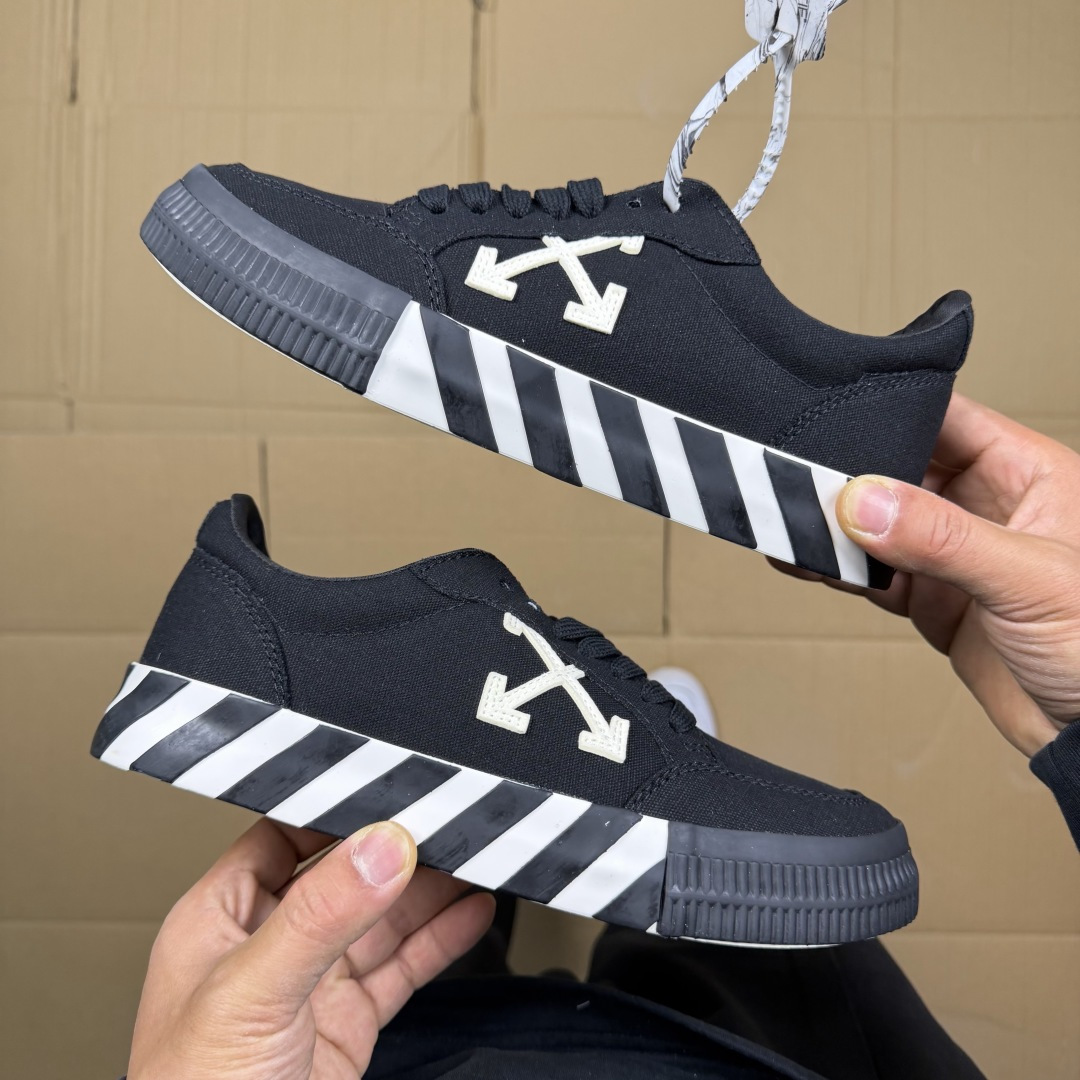 OW低帮板鞋 帆布鞋系列OFF-WHITE 经典标识减速带设计黑色2尺码：36 37 38 39 40 