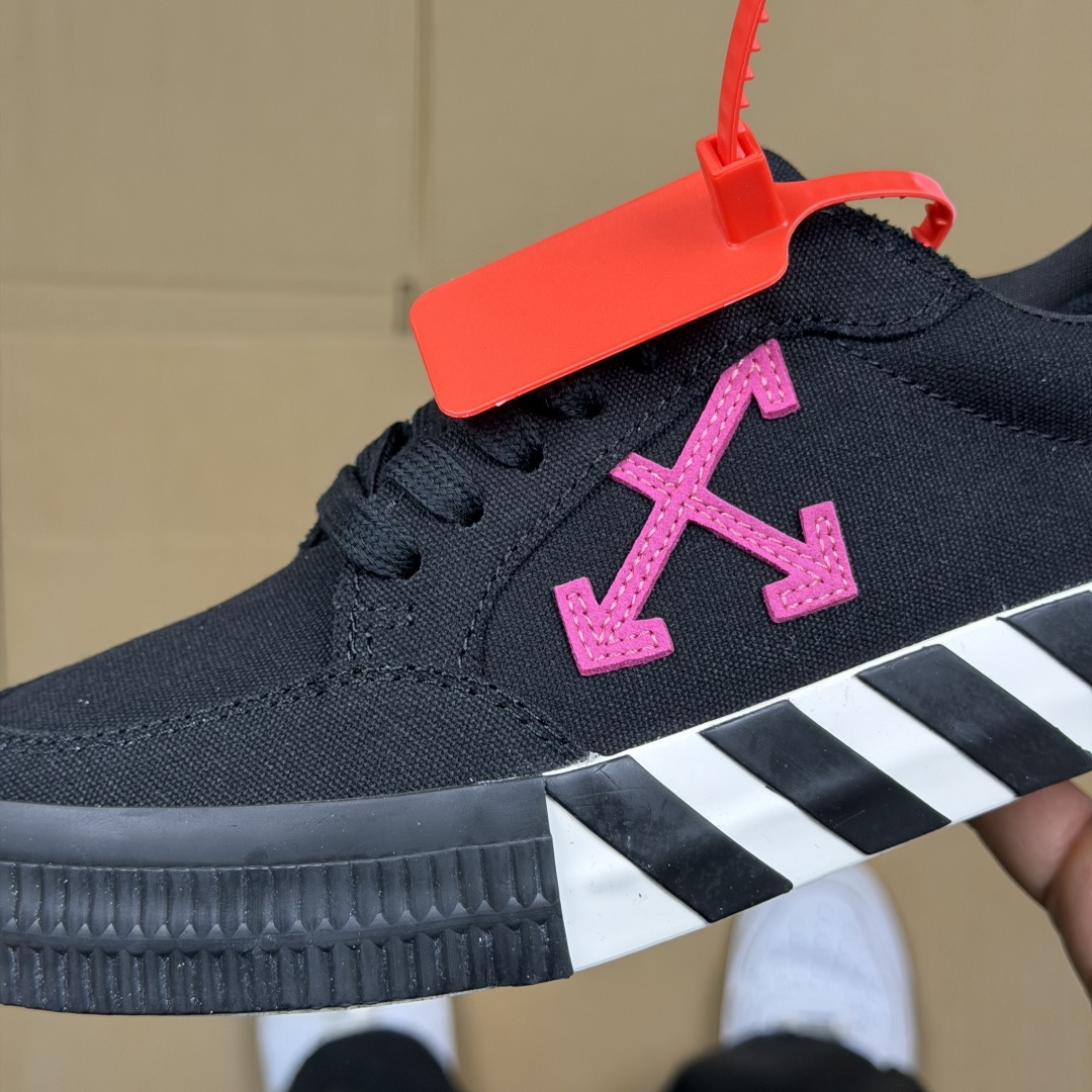 OW低帮板鞋 帆布鞋系列OFF-WHITE 经典标识减速带设计黑粉尺码：36 37 38 39 40 4