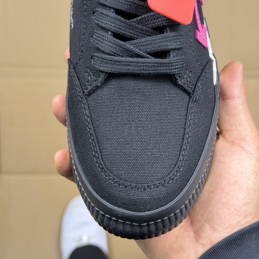 OW低帮板鞋 帆布鞋系列OFF-WHITE 经典标识减速带设计黑粉尺码：36 37 38 39 40 4