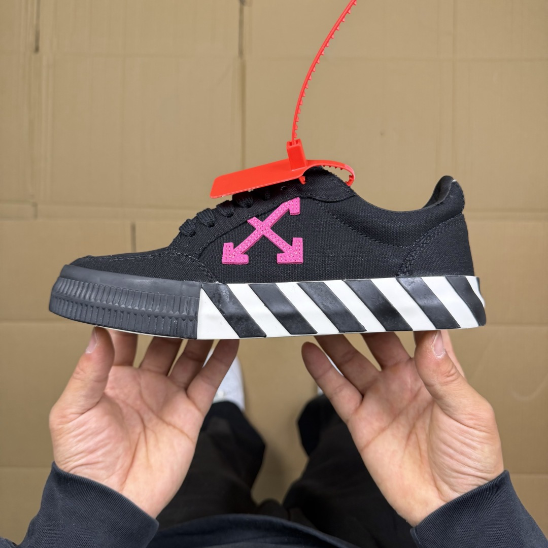 OW低帮板鞋 帆布鞋系列OFF-WHITE 经典标识减速带设计黑粉尺码：36 37 38 39 40 4