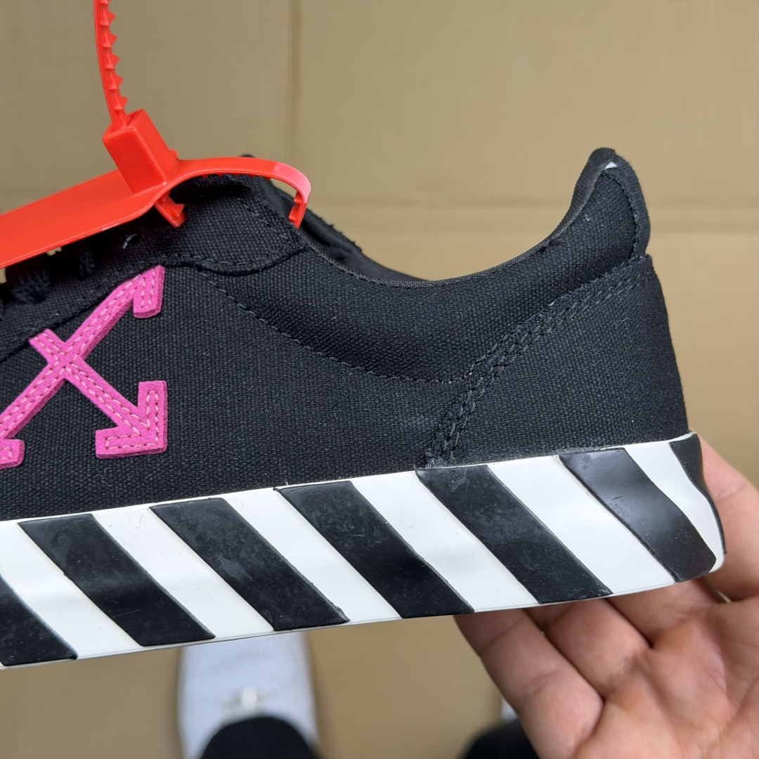 OW低帮板鞋 帆布鞋系列OFF-WHITE 经典标识减速带设计黑粉尺码：36 37 38 39 40 4