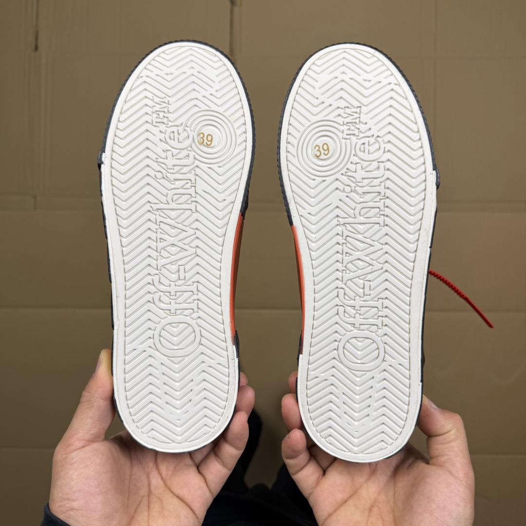 OW低帮板鞋 帆布鞋系列OFF-WHITE 经典标识减速带设计黑粉尺码：36 37 38 39 40 4