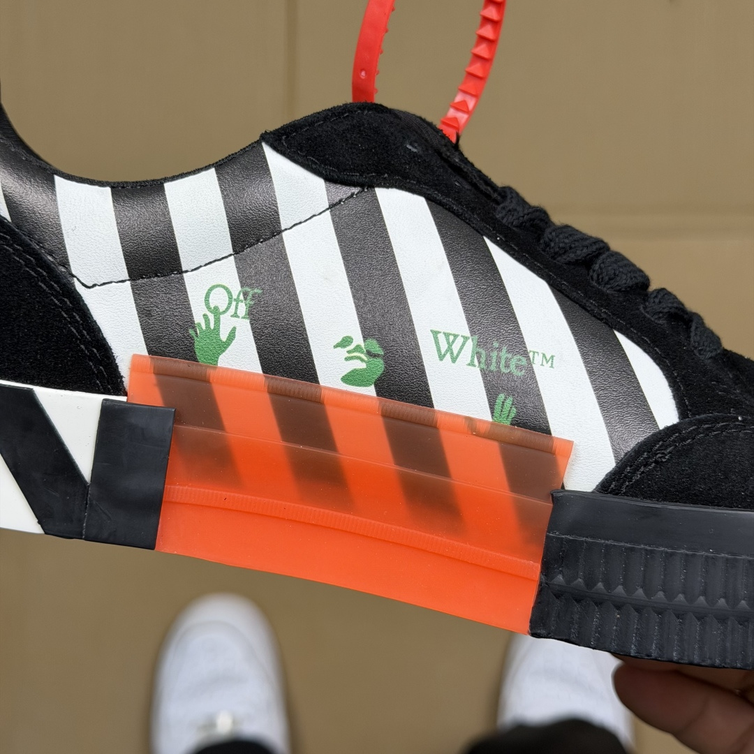 OW低帮板鞋 帆布鞋系列OFF-WHITE 经典标识减速带设计黑白粉尺码：36 37 38 39 40 