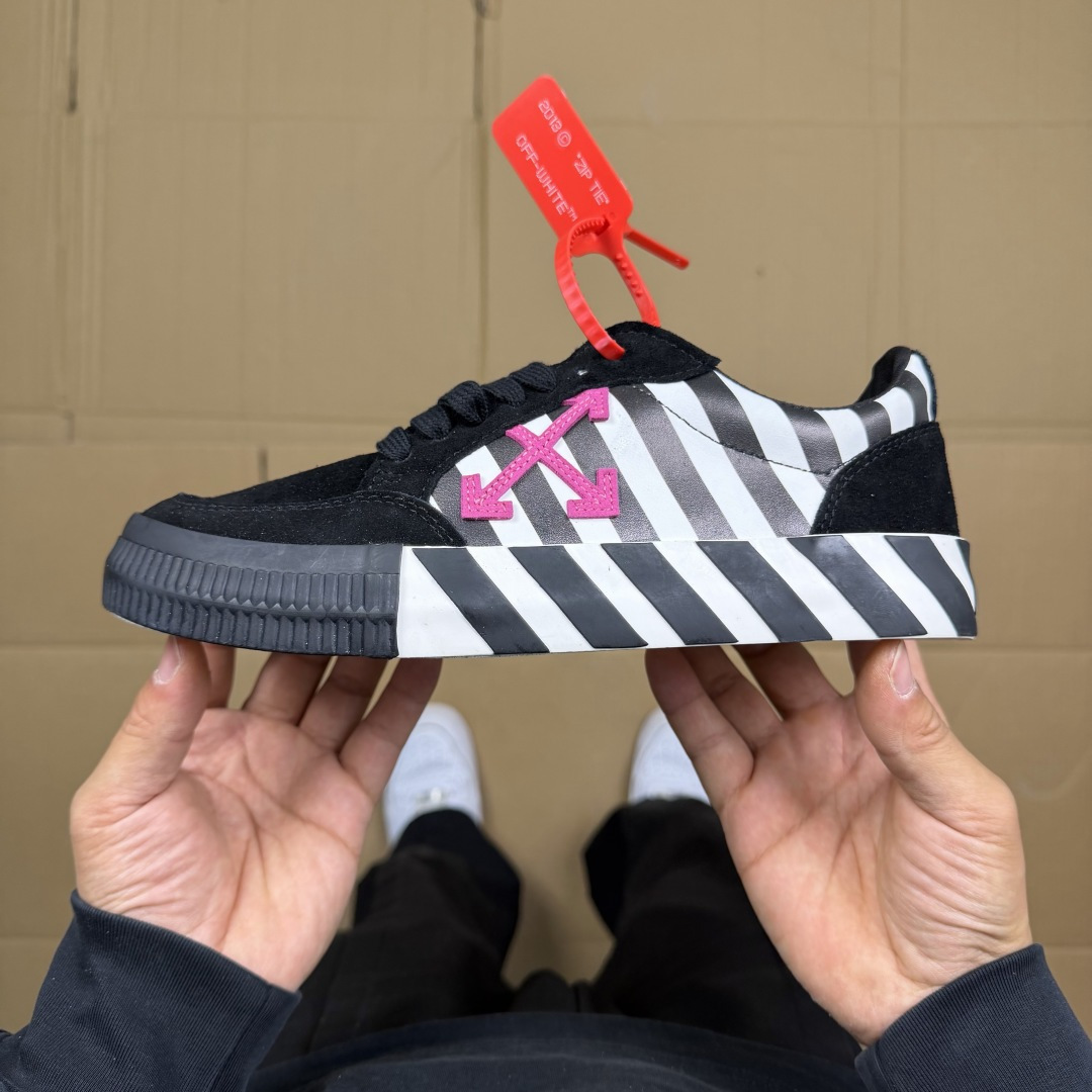 OW低帮板鞋 帆布鞋系列OFF-WHITE 经典标识减速带设计黑白粉尺码：36 37 38 39 40 