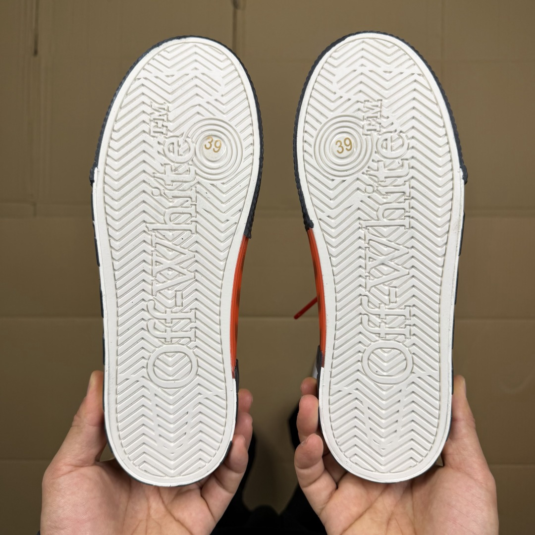 OW低帮板鞋 帆布鞋系列OFF-WHITE 经典标识减速带设计黑白粉尺码：36 37 38 39 40 