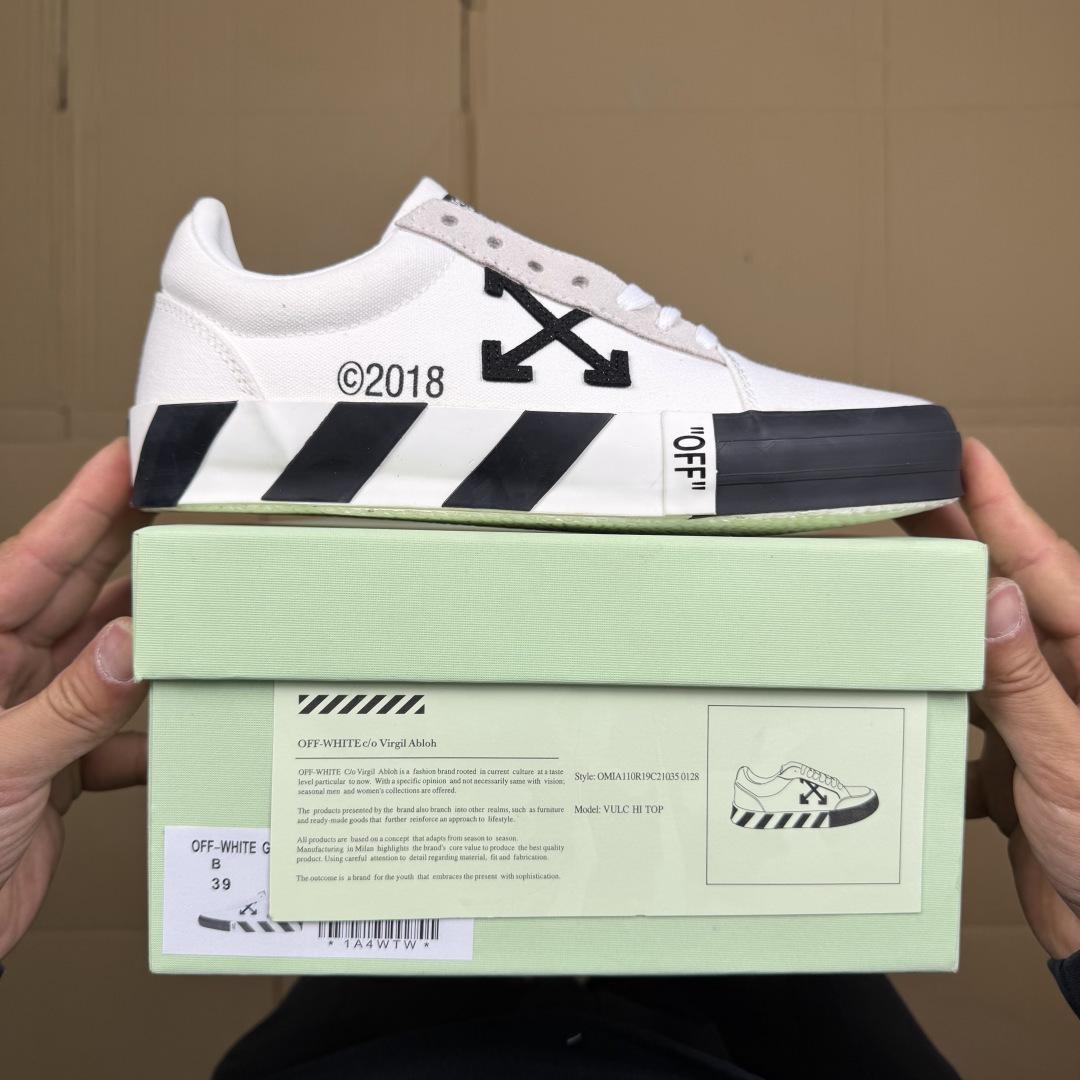 OW低帮板鞋 帆布鞋系列OFF-WHITE 经典标识减速带设计白色1尺码：36 37 38 39 40 