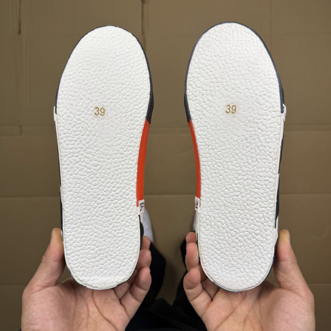OW低帮板鞋 帆布鞋系列OFF-WHITE 经典标识减速带设计白色1尺码：36 37 38 39 40 