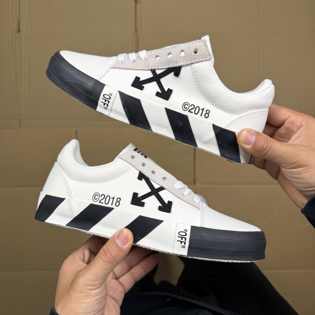 OW低帮板鞋 帆布鞋系列OFF-WHITE 经典标识减速带设计白色1尺码：36 37 38 39 40 