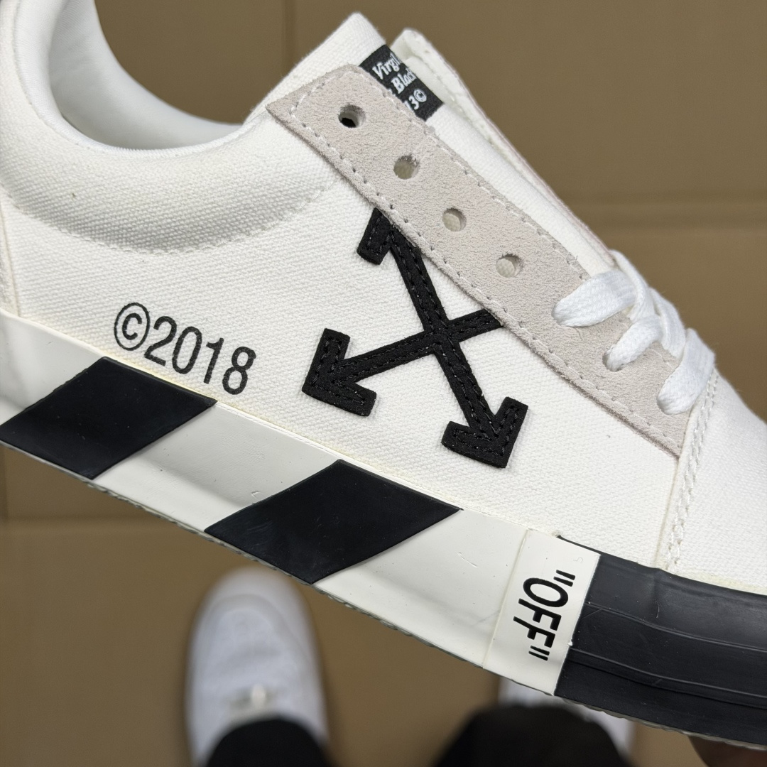 OW低帮板鞋 帆布鞋系列OFF-WHITE 经典标识减速带设计白色1尺码：36 37 38 39 40 
