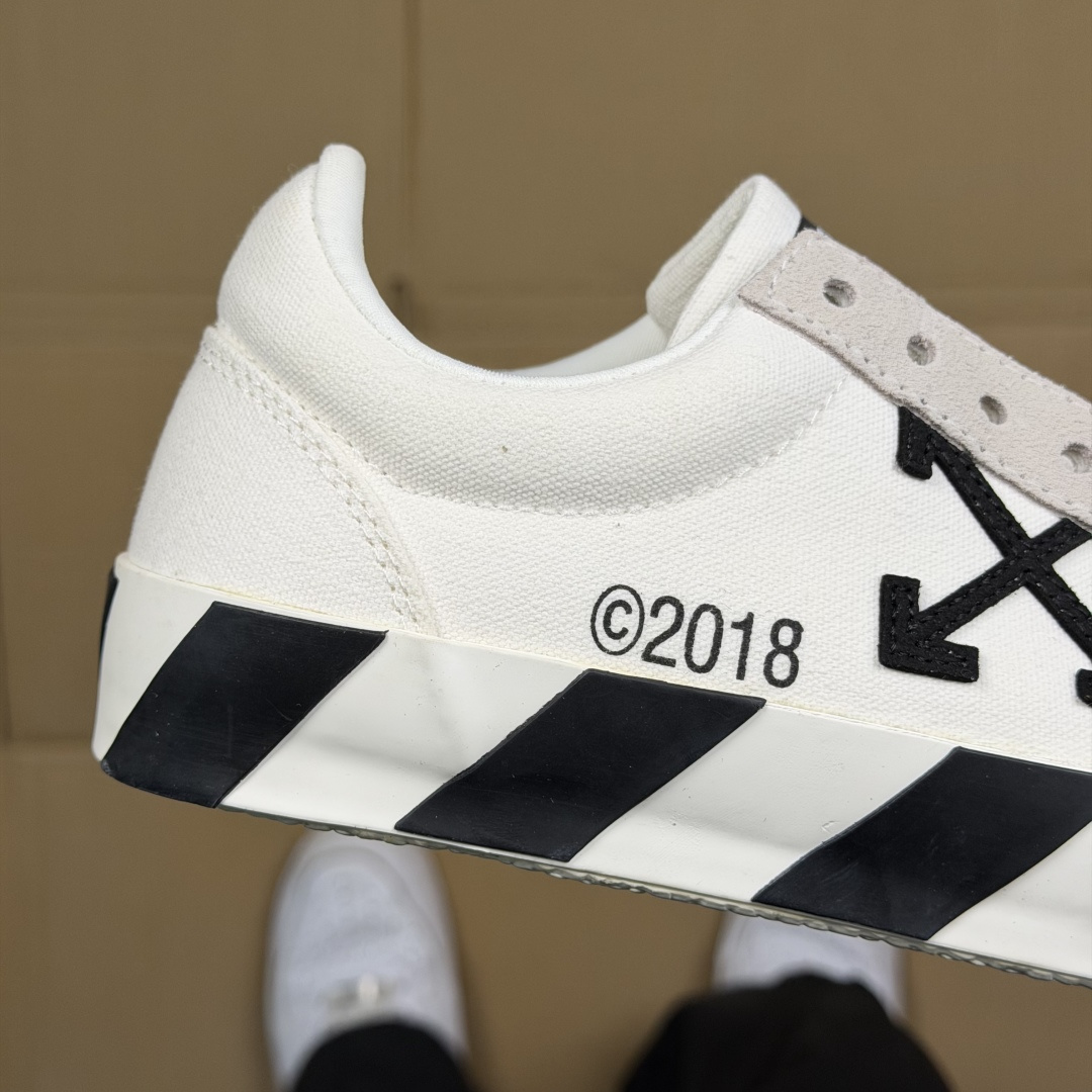 OW低帮板鞋 帆布鞋系列OFF-WHITE 经典标识减速带设计白色1尺码：36 37 38 39 40 