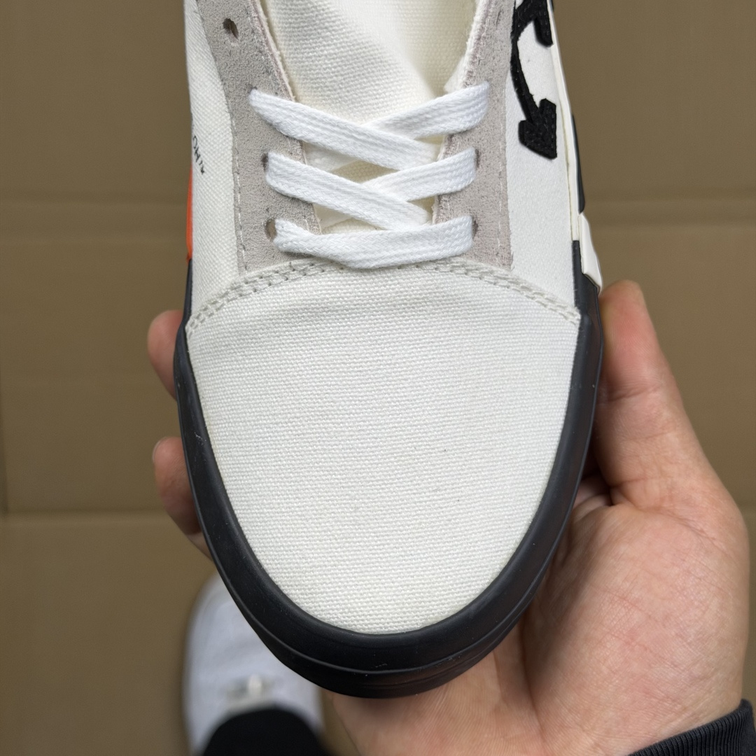 OW低帮板鞋 帆布鞋系列OFF-WHITE 经典标识减速带设计白色1尺码：36 37 38 39 40 