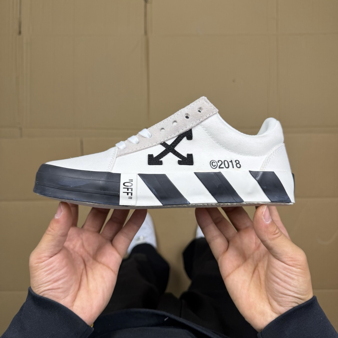 OW低帮板鞋 帆布鞋系列OFF-WHITE 经典标识减速带设计白色1尺码：36 37 38 39 40 