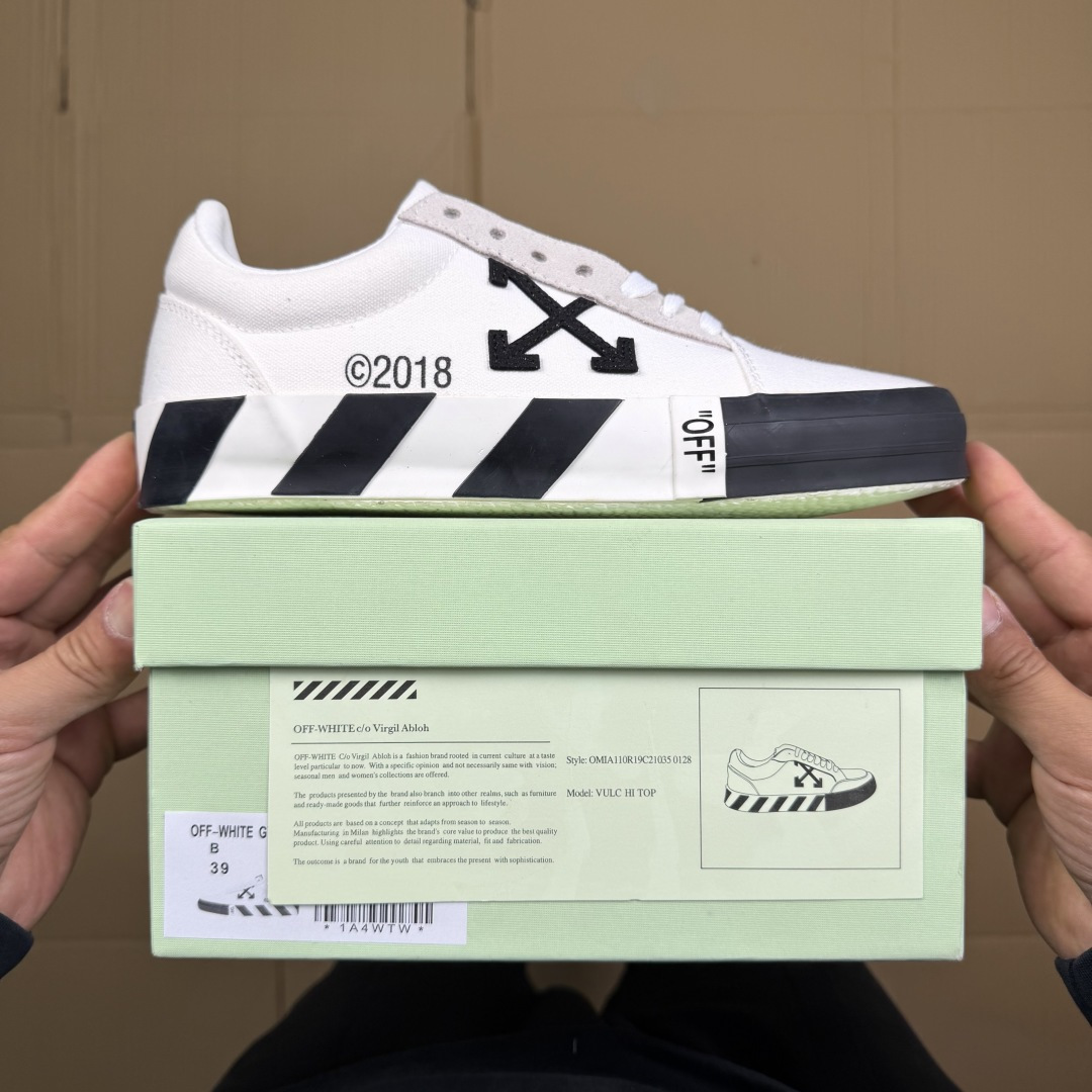 OW低帮板鞋 帆布鞋系列OFF-WHITE 经典标识减速带设计白色1尺码：36 37 38 39 40 