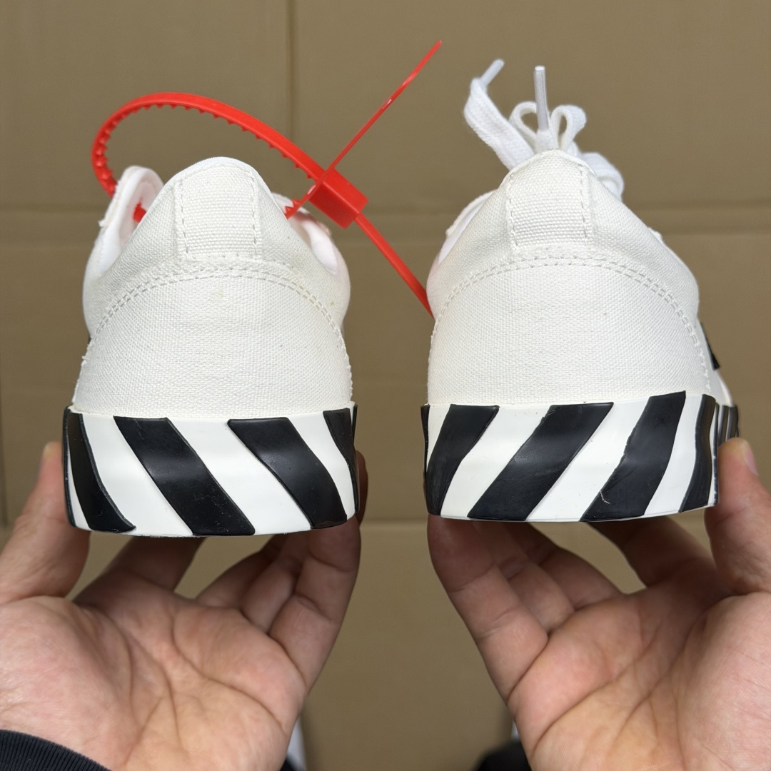 OW低帮板鞋 帆布鞋系列OFF-WHITE 经典标识减速带设计白色2尺码：36 37 38 39 40 