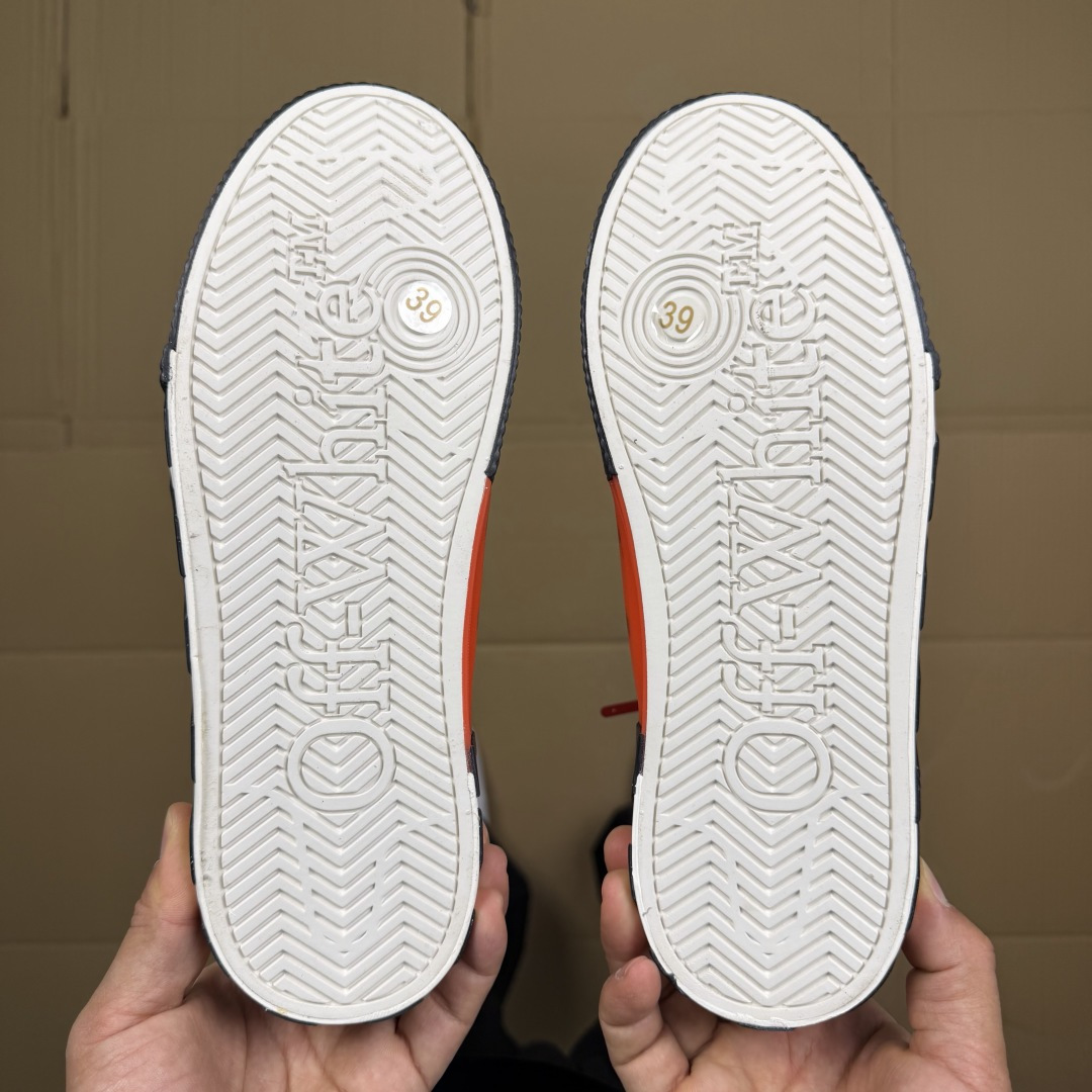 OW低帮板鞋 帆布鞋系列OFF-WHITE 经典标识减速带设计白色2尺码：36 37 38 39 40 