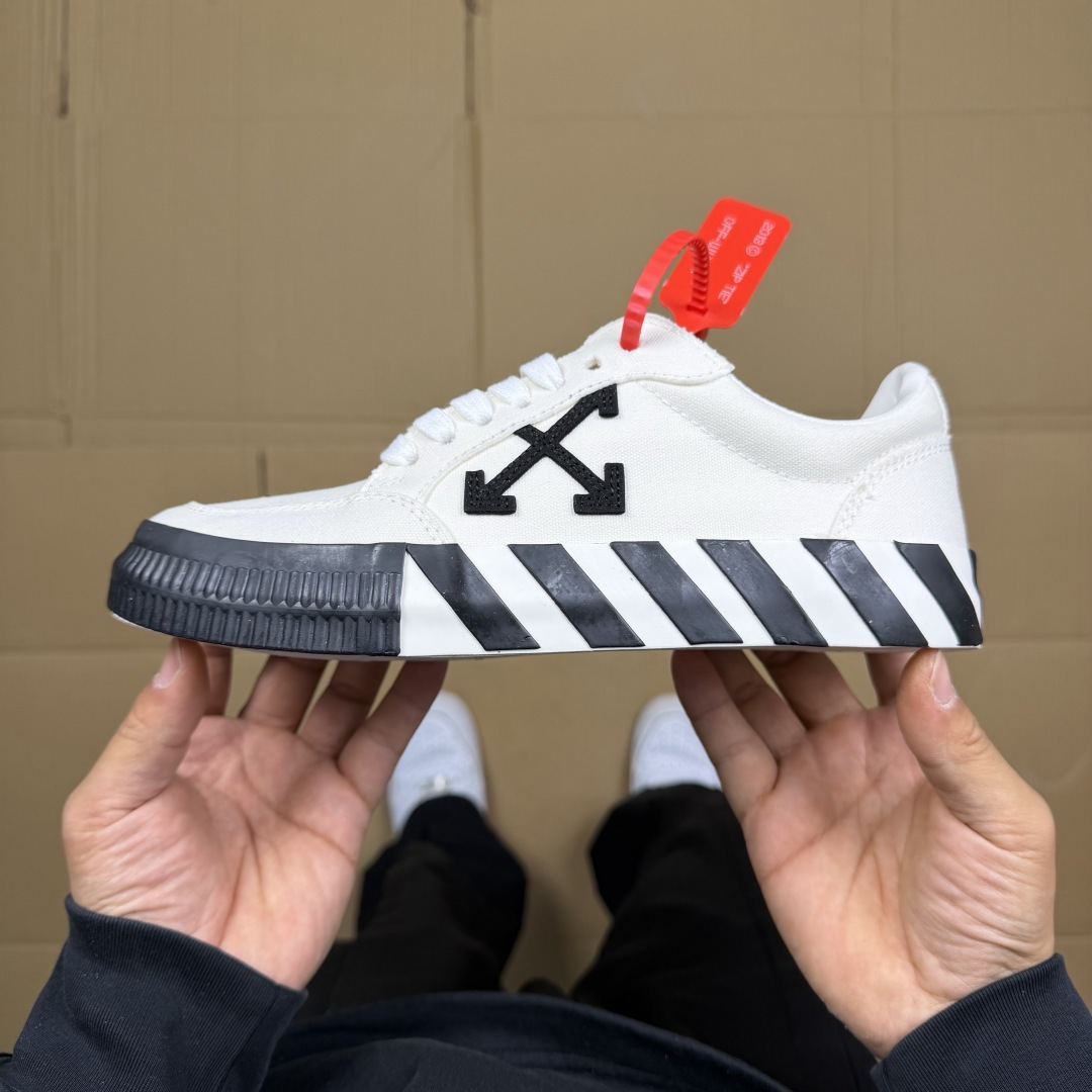 OW低帮板鞋 帆布鞋系列OFF-WHITE 经典标识减速带设计白色2尺码：36 37 38 39 40 