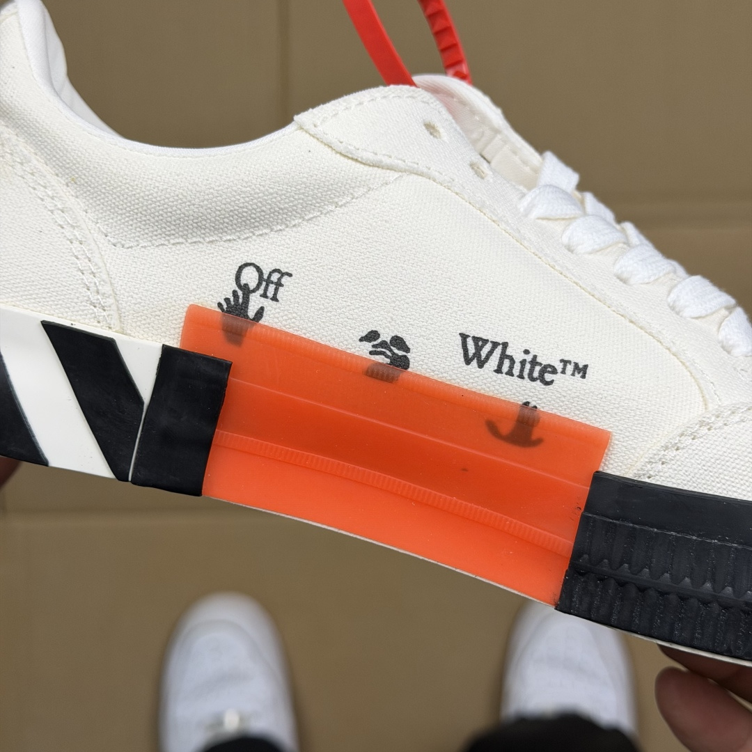 OW低帮板鞋 帆布鞋系列OFF-WHITE 经典标识减速带设计白色2尺码：36 37 38 39 40 