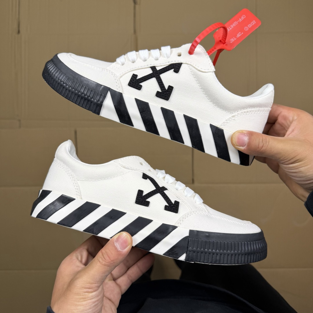 OW低帮板鞋 帆布鞋系列OFF-WHITE 经典标识减速带设计白色2尺码：36 37 38 39 40 
