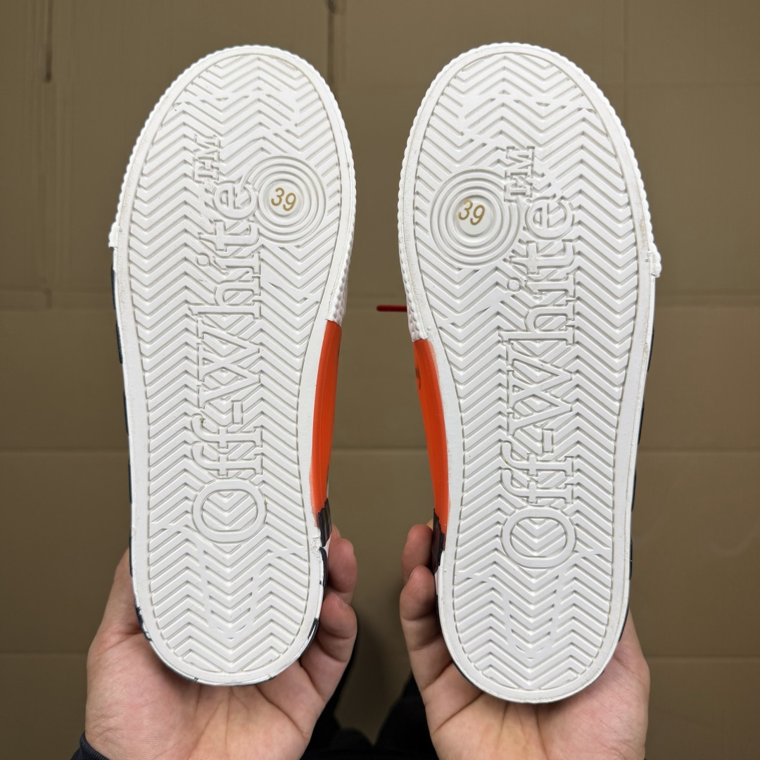 OW低帮板鞋 帆布鞋系列OFF-WHITE 经典标识减速带设计白红尺码：36 37 38 39 40 4