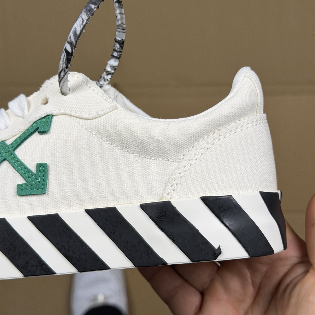 OW低帮板鞋 帆布鞋系列OFF-WHITE 经典标识减速带设计白绿尺码：36 37 38 39 40 4