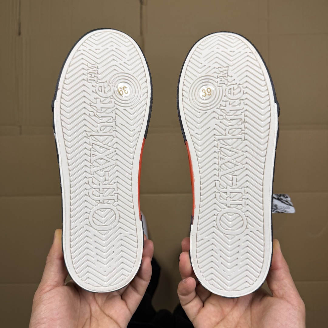 OW低帮板鞋 帆布鞋系列OFF-WHITE 经典标识减速带设计白绿尺码：36 37 38 39 40 4