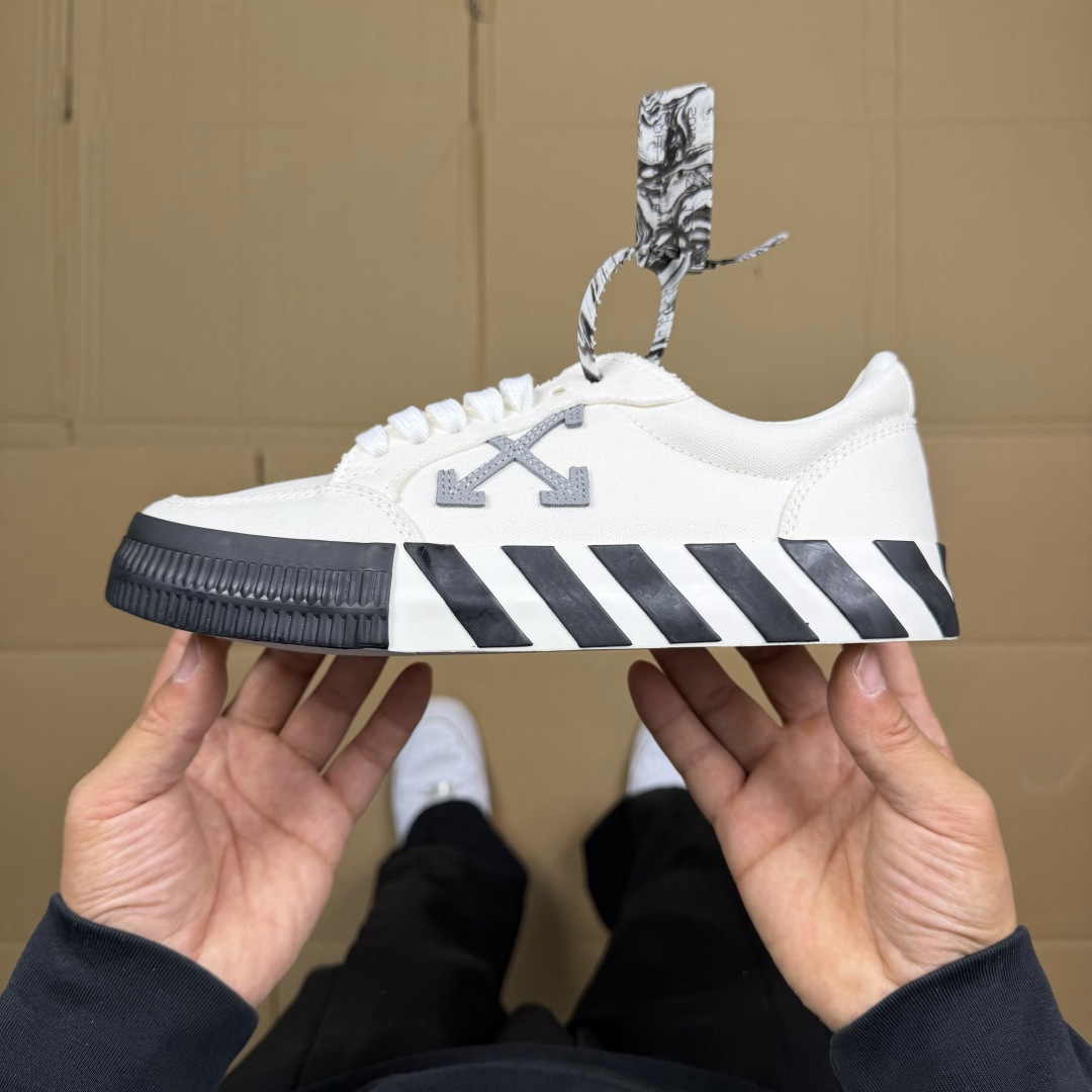 OW低帮板鞋 帆布鞋系列OFF-WHITE 经典标识减速带设计白灰尺码：36 37 38 39 40 4