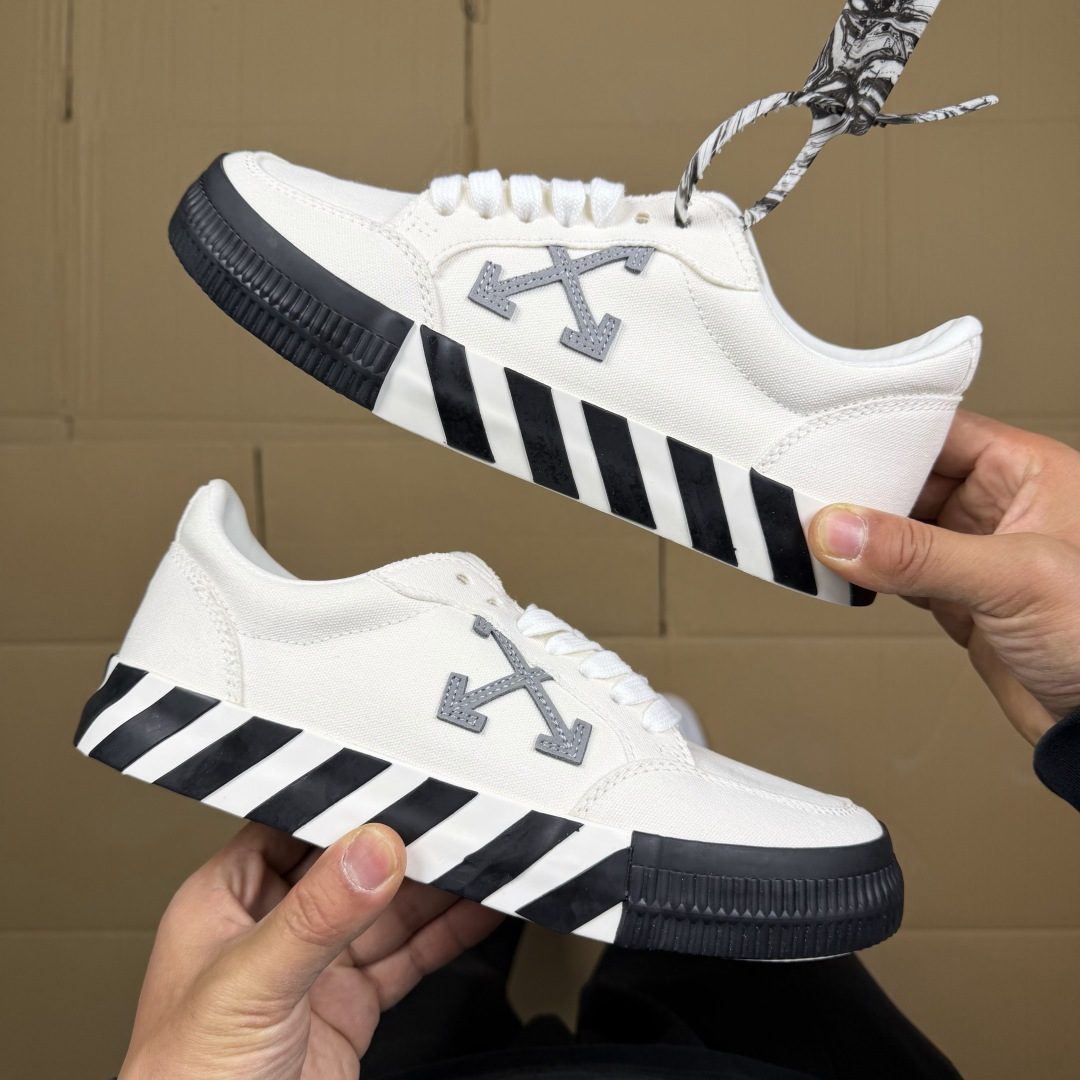OW低帮板鞋 帆布鞋系列OFF-WHITE 经典标识减速带设计白灰尺码：36 37 38 39 40 4