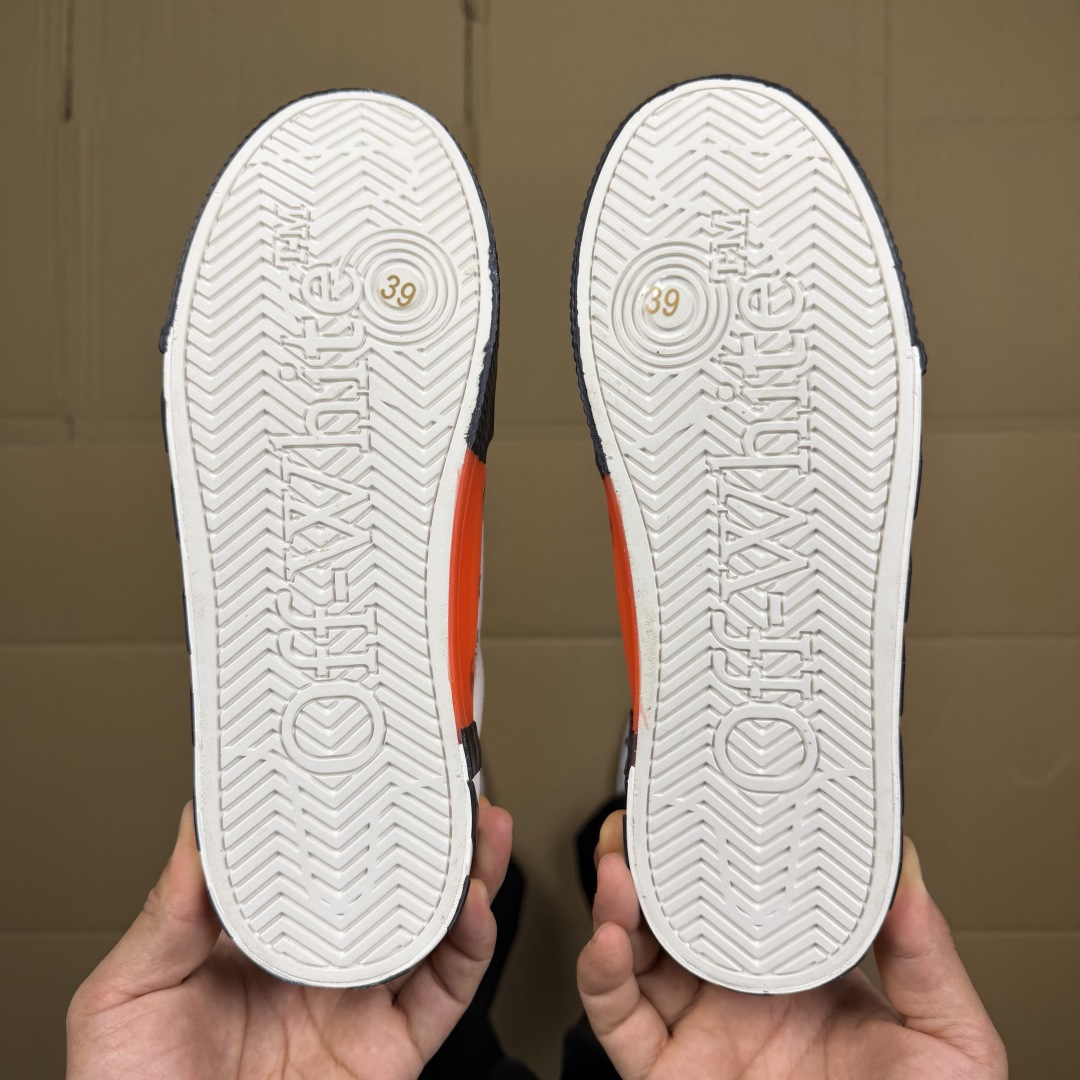 OW低帮板鞋 帆布鞋系列OFF-WHITE 经典标识减速带设计白灰尺码：36 37 38 39 40 4