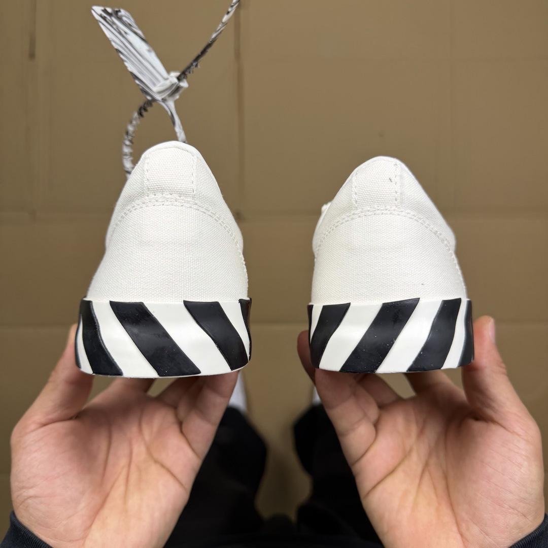 OW低帮板鞋 帆布鞋系列OFF-WHITE 经典标识减速带设计白灰尺码：36 37 38 39 40 4