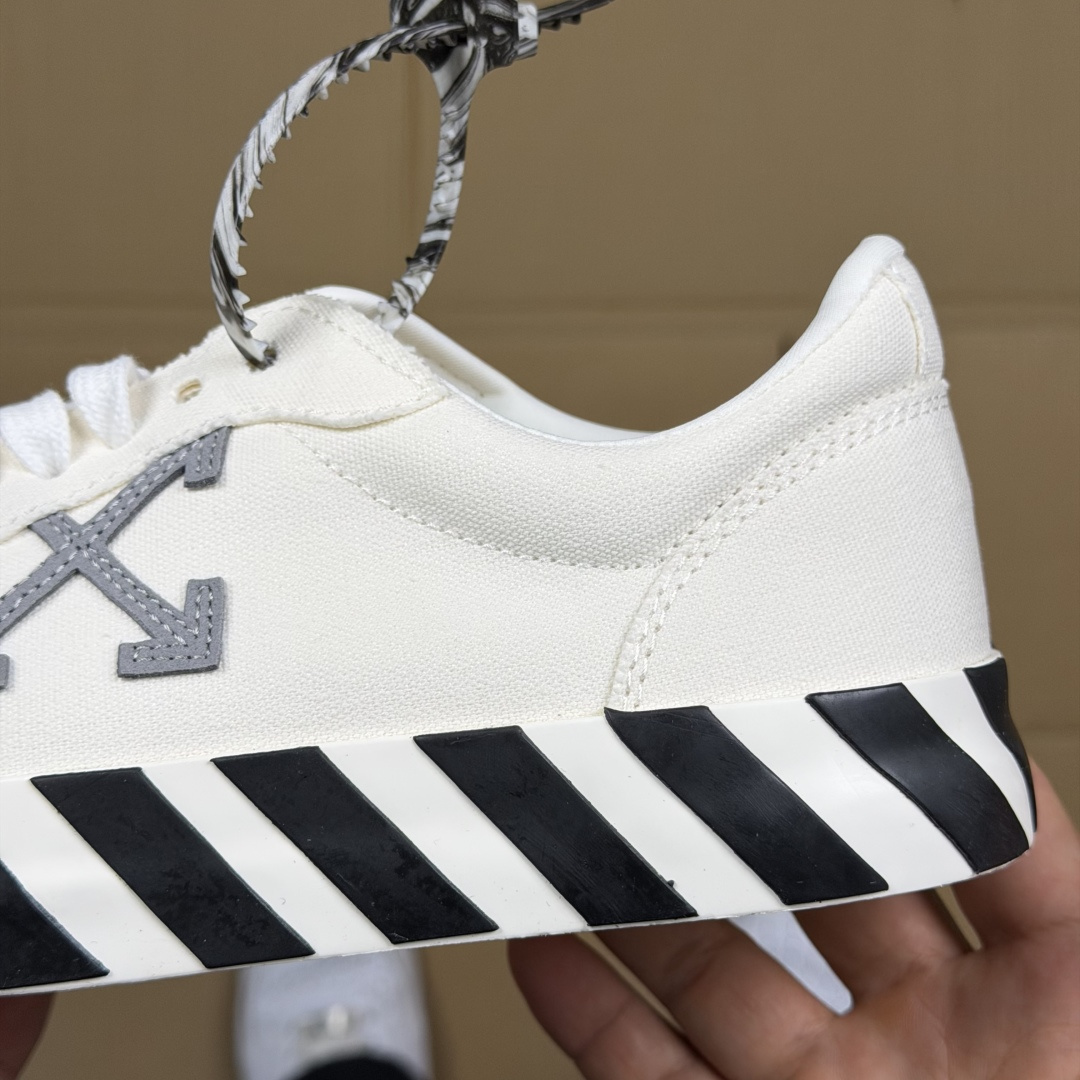 OW低帮板鞋 帆布鞋系列OFF-WHITE 经典标识减速带设计白灰尺码：36 37 38 39 40 4