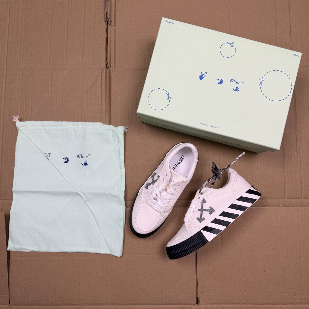 OW低帮板鞋 帆布鞋系列OFF-WHITE 经典标识减速带设计白灰尺码：36 37 38 39 40 4